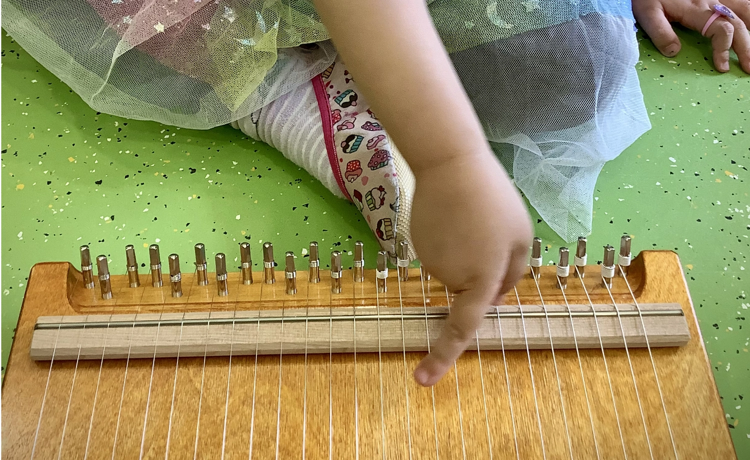 Zauberharfe als neues Instrument in der Musikwerkstatt