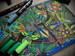ein mit Posca-Stiften gemaltes farbiges Kaeferbild und Poscastifte